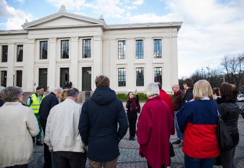 Foto av gruppen på omvisning utenfor universitetsbygningen ved Karl Johan.