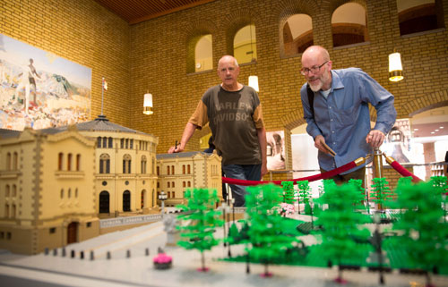 August Ringmann (t.v.) og Anfinn Bernaas lot seg imponere over den staselige stortingsbygningen i lego.