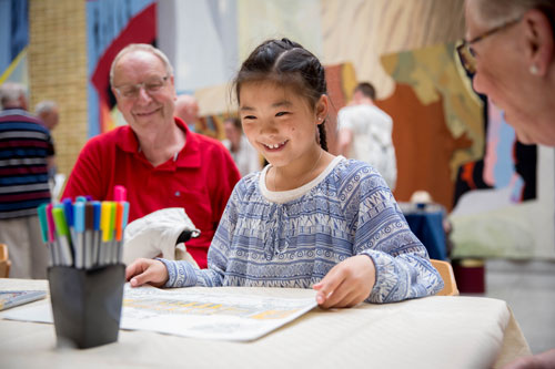 Jessica Kjelle (10) fargegger en tegning av Stortingsbygningen.