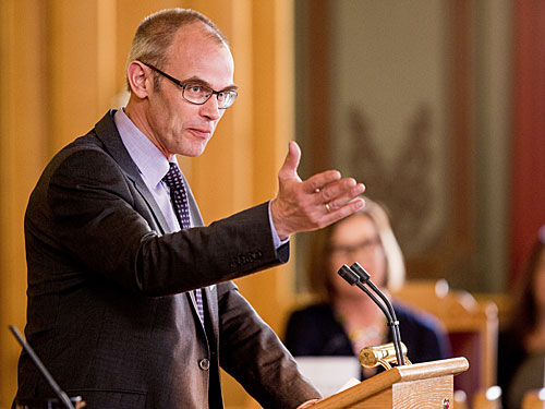 Leiar i Ansvarskommisjonen, Erling J. Husabø. Foto: Stortinget/Morten Brakestad.