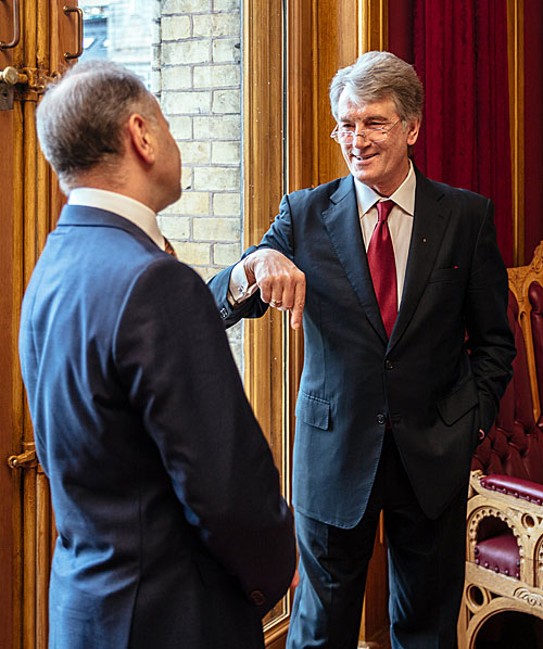 Stortingspresident Olemic Thommessen og tidligere president i Ukraina Viktor Jusjtjenko i stortingssalen. Foto: Stortinget/Morten Brakestad.