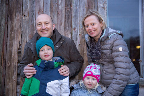 Gro Anita Kleven og Raymond Moe med barna Elias (7) og Emilie (5) har vært på lesestund i «House of Commons».