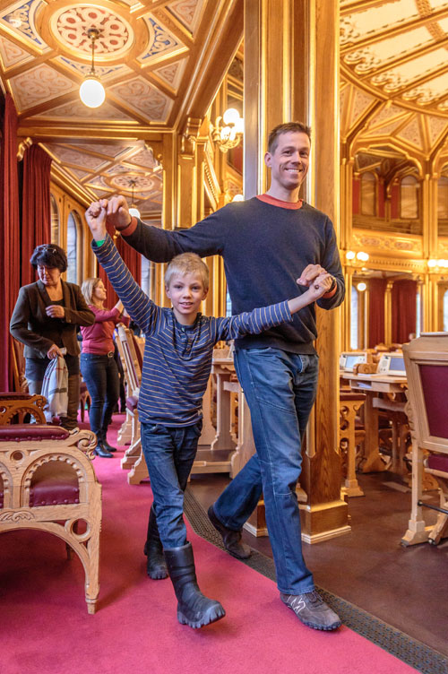 Familieomvisning i Stortingssalen.