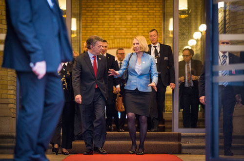 The chair of the Storting’s Standing Committee on Foreign Affairs and Defence, Anniken Huitfeldt, escorts Juan Manuel Santos out of the Storting. Photo: Storting.