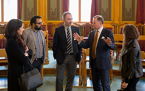 Stortingspresident Olemic Thommessen og deltakere fra Oslo Freedom Forum i lagtingssalen. Foto: Stortinget/Morten Brakestad.