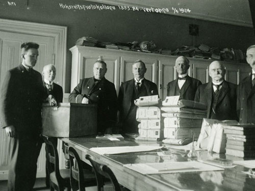 Foto fra åpningen av riksretprotokollene i 1924