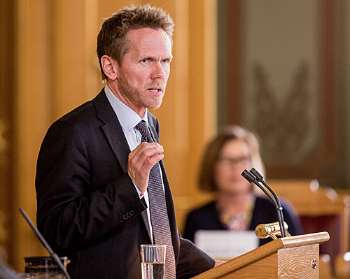 Påtroppande regjeringsadvokat Fredrik Sejersted representerte den iverksetjande makta på seminaret i lagtingssalen. Foto: Stortinget/Morten Brakestad.