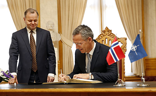 Jens Stoltenberg signerer Stortingets gjestebok i Eidsvollsgalleriet. Foto: Stortinget/Sverre Christian Jarild.