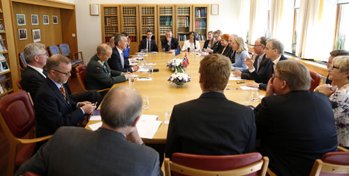 Jens Stoltenberg i møte med utenriks- og forsvarskomiteen og Stortingets delegasjon til NATOs parlamentarikerforsamling. Foto: Storinget/Sverre Christian Jarild.