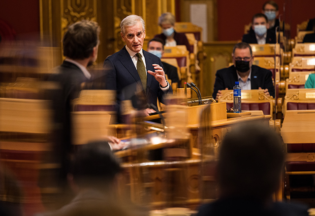 Audun Lysbakken stiller spørsmål til statsminister Jonas Gahr Støre. 