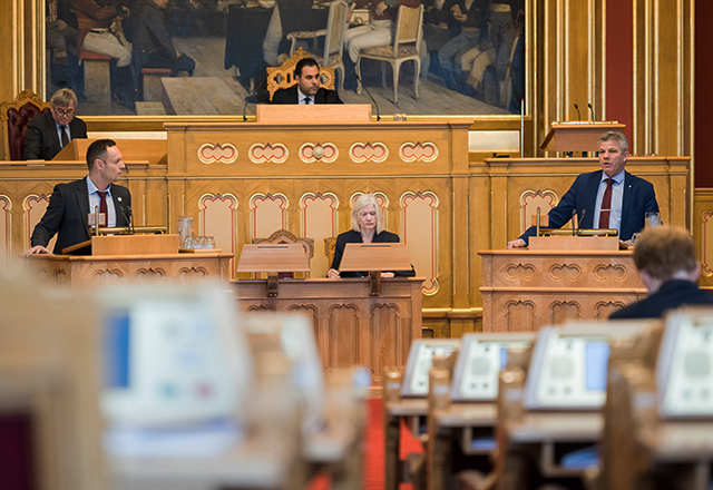 Torgeir Knag Fylkesnes stiller spørsmål til fiskeri- og havminister Bjørnar Skjæran under muntlig spørretime på Stortinget.