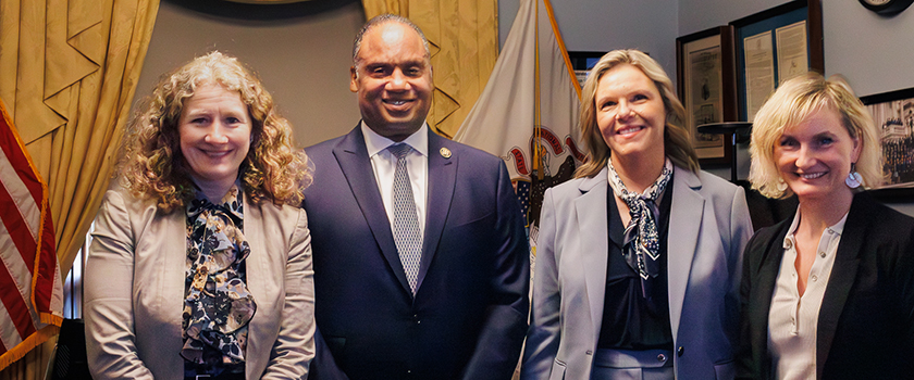 F.v.: Tuva Moflag (A), senator Jonathan Jackson (D) fra Illinois, Sylvi Listhaug (FrP) og Marthe Hammer (SV) møttes i kongressen i Washington D.C.