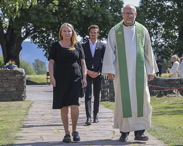 Første visepresident Eva Kristin Hansen var blant deltakerne på minnegudstjenesten i Hole kirke. Foto: NTB