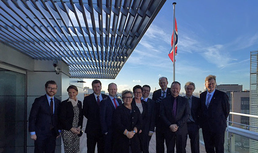 Den norske delegasjonen på takterrassen i Norway House, Brussel.