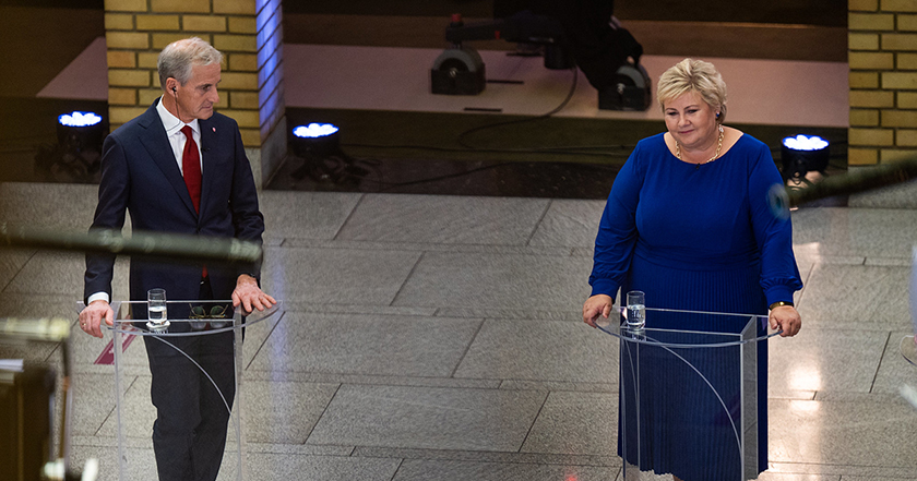 Jonas Gahr Støre og Erna Solberg under valgnatt-sendingen i vandrehallen etter Stortingsvalget 2021. 