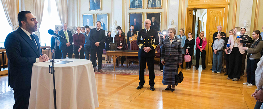 Stortingspresident Masud Gharahkhani åpnet utstillingen i Eidsvollsgalleriet. Blant de tilstedeværende var Anne Hambro Alnæs, Carl Joachim Hambros barnebarn, og kontreadmiral Bjørn-Erik Marthinsen, som representerte Forsvaret.