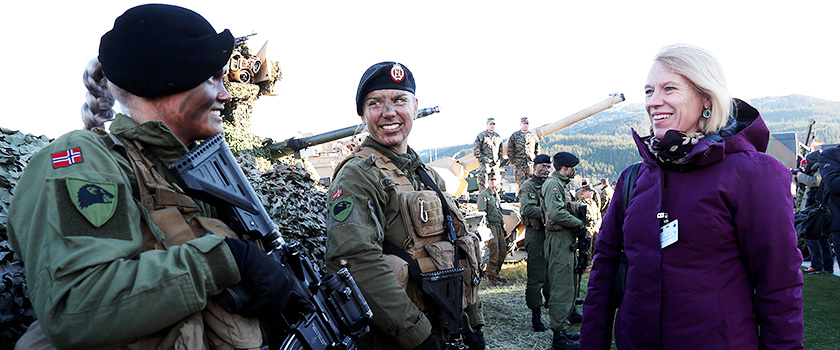 Lederen for Stortingets utenriks- og forsvarskomité, Anniken Huitfeldt, snakker med to soldater fra Panserbataljonen i Brigade Nord under øvelsen Trident Juncture 2018. Foto: Torbjørn Kjosvold/Forsvaret.