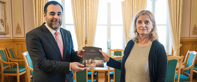 Sivilombud Hanne Harlem leverer årsmeldingen for 2024 til stortingspresident Masud Gharahkhani.