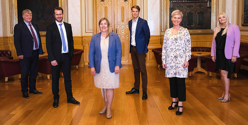 Stortingets Asia-delegasjon. Fra venstre: Ove Trellevik (H), Helge André Njåstad (FrP), Elin Rodum Agdestein (H), Torstein Tvedt Solberg (A), Åsunn Lyngedal (A) og Åslaug Sem-Jacobsen (Sp). Foto: Stortinget.