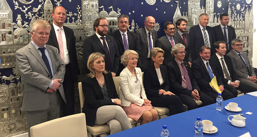 EFTA-delegasjonen og Mexicos minister for økonomi, Ildefonso Guajardo Villarreal. Foto: Stortinget.