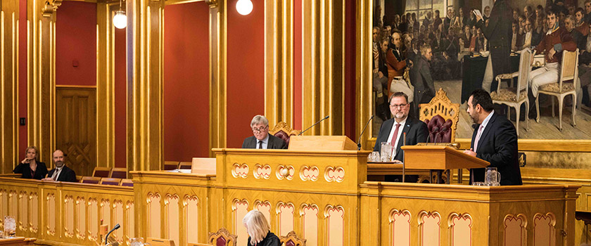 Kyrre Grimstad i diplomatlosjen i stortingssalen under behandlingen ansettelsen.