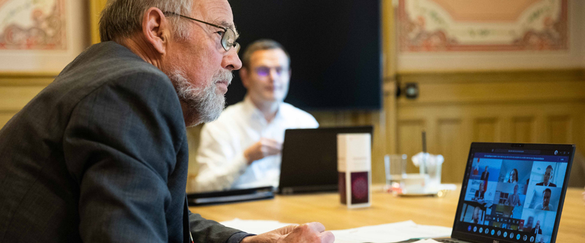 Leder av Stortingets EFTA-parlamentarikerdelegasjon Svein Roald Hansen i digitalt møte med ministrene 8. juni. Foto: Stortinget