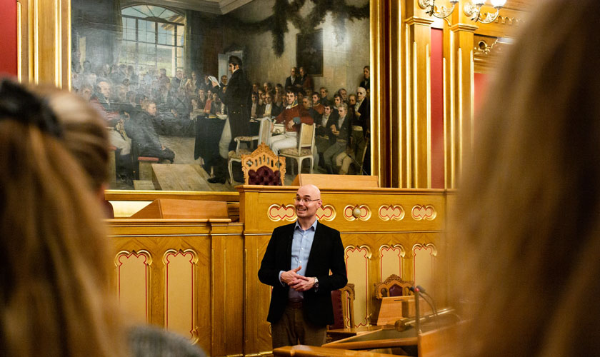 Kunsthistoriker Eivind Torkjelsson  forteller om hemmelighetene i maleriet Eidsvold 1814. Foto: Stortinget.