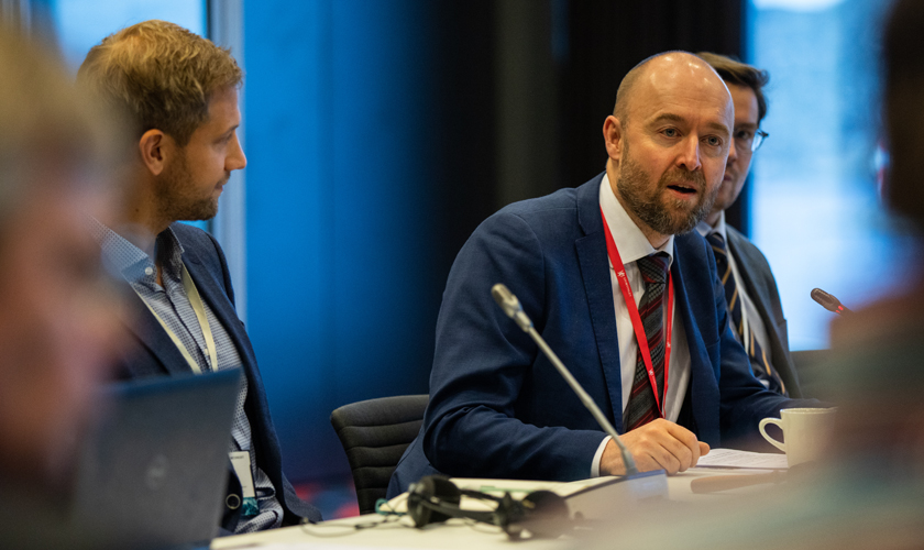 Eirik Sivertsen i arktisk parlamentarisk komitémøte. Foto: Stortinget