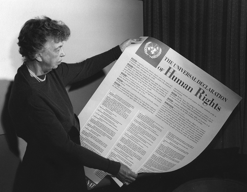 Eleanor Roosevelt med en engelsk utgave av Menneskerettighetserklæringen i 1949.