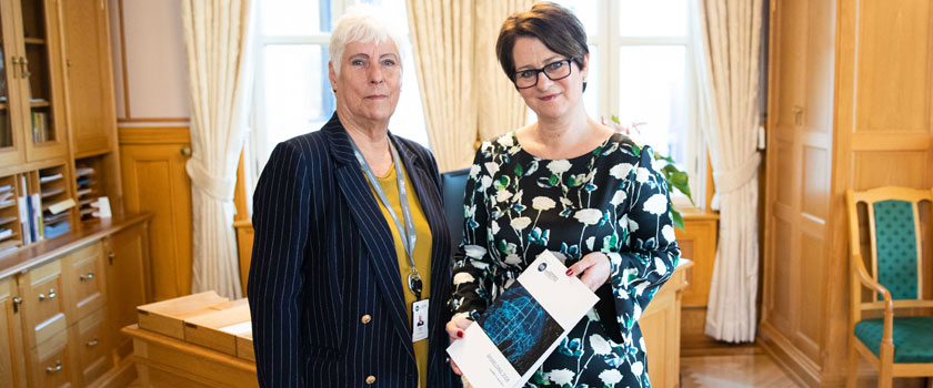 Utvalgets leder, Eldbjørg Løwer, overleverer årsmeldingen for 2018 fra Stortingets EOS-utvalg til stortingspresident Tone W. Trøen. Foto: Stortinget.