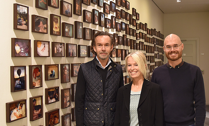 Dag Erik Elgin, Eva Klerck Gange og Eivind Torkjelsson foran verket «Vox Populi Norway» i komitéhuset på Stortinget. Foto: Stortinget.