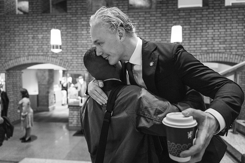 Simen Velle (FrP) møter Hashim Abdi (A) i trappehallen på Stortinget 1. oktober 2025.