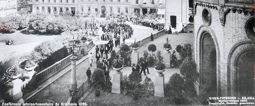 Stortinget var det første parlamentet som var vertskap for en konferanse i den Interparlamentariske Union (IPU). Konferansen åpnet 2. august 1899 og de 251 deltakerne gikk i prosesjon fra Universitetet til Stortinget. Foto: Stortinget.