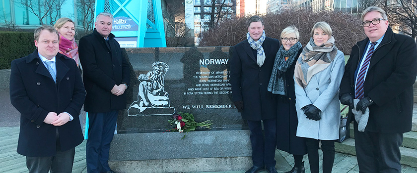 Den norske delegasjonen ved minnesteinen for norske sjøfolk i Halifax. Fra venstre: Erlend Wiborg, Marianne Marthinsen, Trond Helleland, Christian Tybring-Gjedde, Liv Signe Navarsete, Kari Elisabeth Kaski og Sverre Myrli. Foto: Stortinget