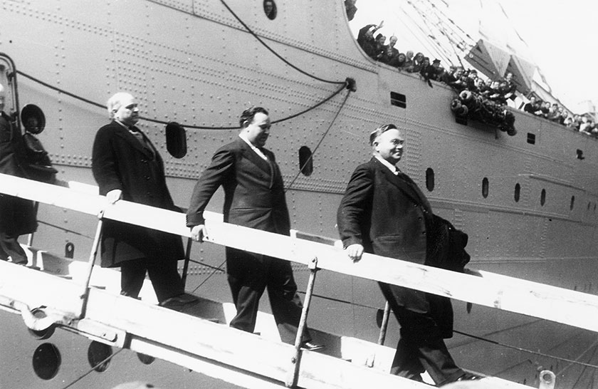 C. J. Hambro, Trygve Lie og Johan Nygaardsvold ankommer Oslo 31. mai 1945. Foto: Anders Beer Wilse/Norsk Folkemuseum.