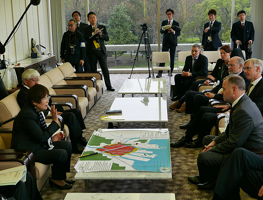 Stortingets presidentskapet i samtale med 78 år gamle Keiko Ogura, som overlevde atombomben i 1945. På kartet viser hun hvor hun og familien bodde på det tidspunktet. Foto: Stortinget.
