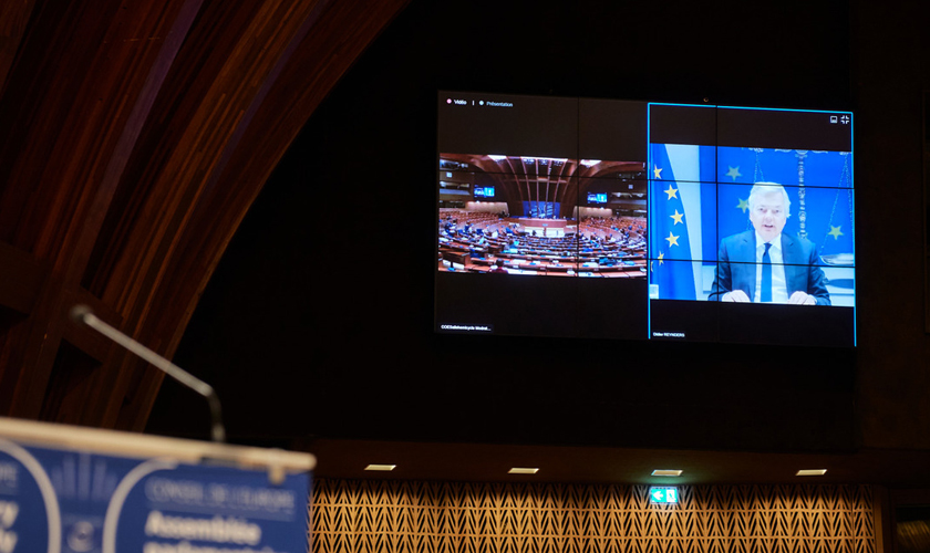 Europakommissær for justissaker taler til PACEs hybridsesjon. Foto: Europarådet