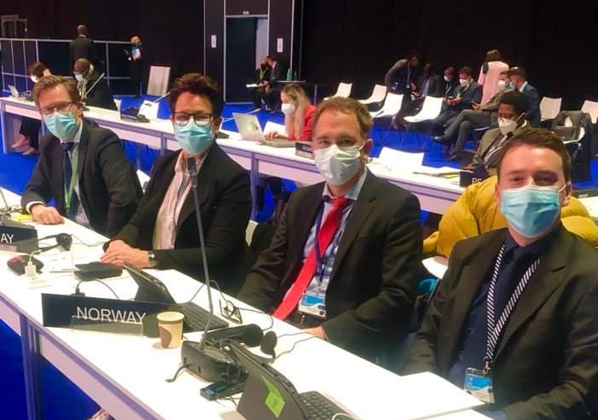 Deler av den norske delegasjonen i plenum i Madrid. Munnbind og testing var obligatorisk for alle deltakere. Foto: Stortinget