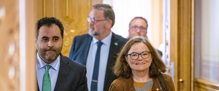 Stortingspresident Masud Gharahkhani og Therese Johnsen, leder av representantordningutvalget, før fremleggelsen av delrapporten 2. mai 2022.