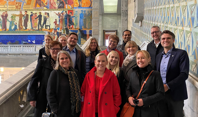 Medlemmene i kommunal- og forvaltningskomiteen på besøk i rådhuset i Oslo. Foto: Stortinget.