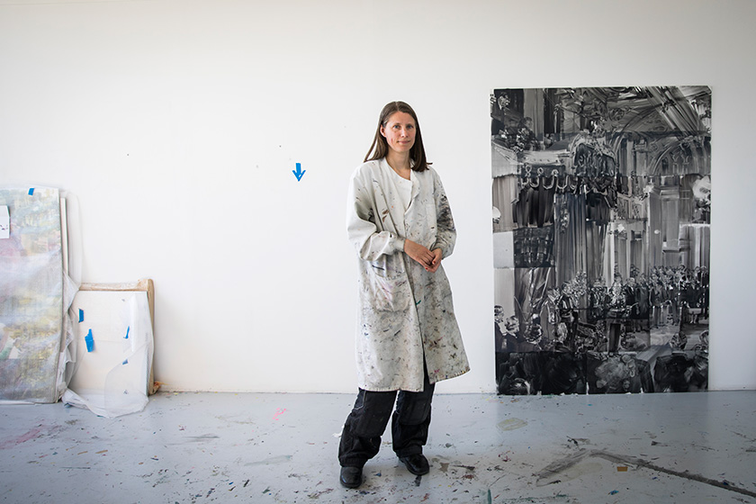 Kira Wager with her painting of King Olav V’s oath-taking ceremony in the Storting in 1958. Photo: Storting.