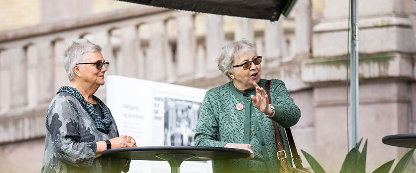 Tidligere stortingspresident Kirsti Kolle Grøndahl og tidligere lagtingspresident Torild Skard under åpningen av utstillingen «Kvinner på Stortinget 1921–2021» på Eidsvolls plass. Foto: Stortinget.