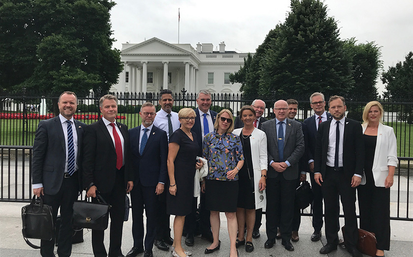 Komiteen utenfor Det hvite hus i Washington DC. Foto: Stortinget.