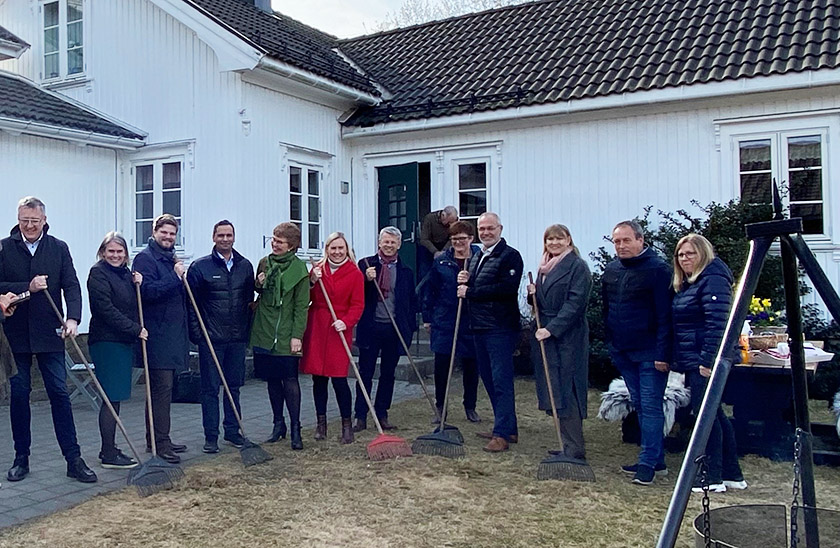 Kommunal- og forvaltningskomiteen på besøk på Vittersø Inn på tunet hvor det drives demensomsorg. Foto: Stortinget.