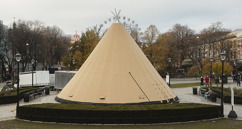 En lavvo ble satt opp på Eidsvolls plass i forbindelse med behandingen av sannhets- og forsoningskomiteens rapport