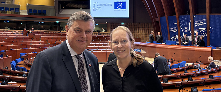 Den danske delegasjonslederen Mogens Jensen og den norske delegasjonslederen Lise Selnes.