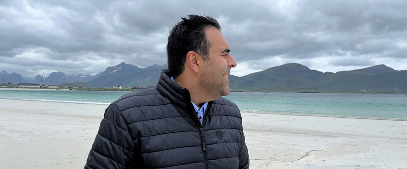 Stortingspresident Masud Gharahkhani på Rambergstranda i Lofoten i juni 2022. Foto: Stortinget.