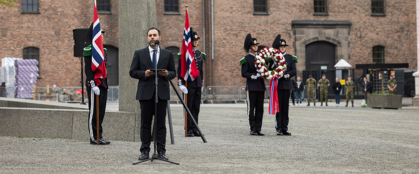 Stortingspresident Masud Gharahkhani holder tale ved veteranmonumentet på Akershus festning på frigjørings- og veterandagen 8. mai 2024.