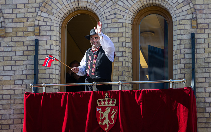 Stortingspresident Masud Gharahkhani vinker til barnetoget fra Stortingets balkong. Foto: Stortinget.