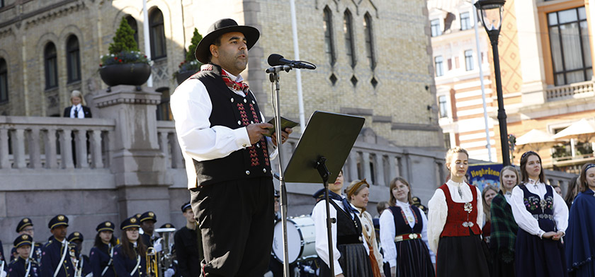 Stortingspresident Masud Gharahkhani på Eidsvolls plass 17. mai. Foto: Stortinget.